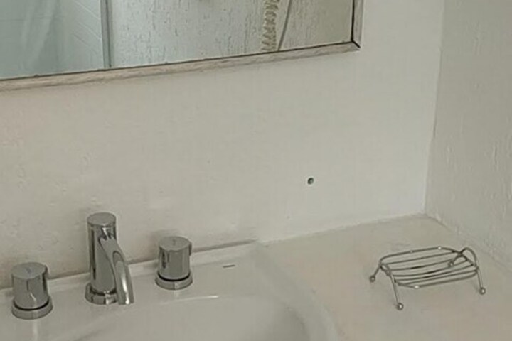 Room 10 of 16