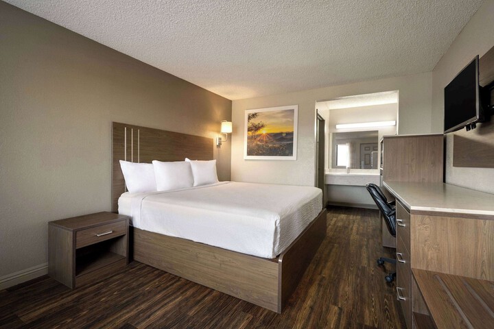 1 King Bed Mobility Accessible (10 of 20)