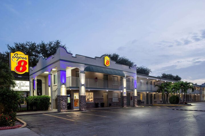 SUPER 8® BY WYNDHAM BRADENTON SARASOTA AREA - Bradenton FL 6516 14th West  34207