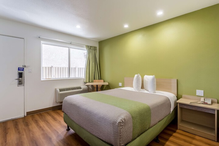 Room 10 of 29