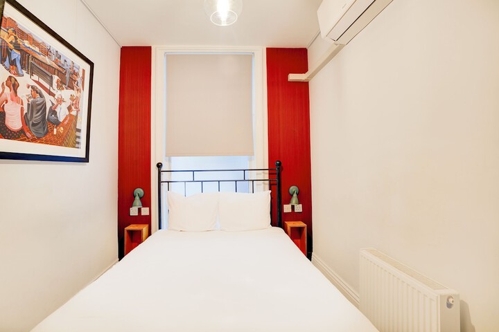 Room 8 of 27