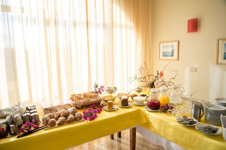 Breakfast/Coffee Service 48 of 111
