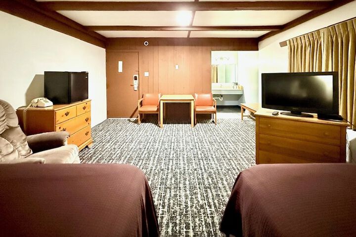 2 Double Beds (3 of 7)