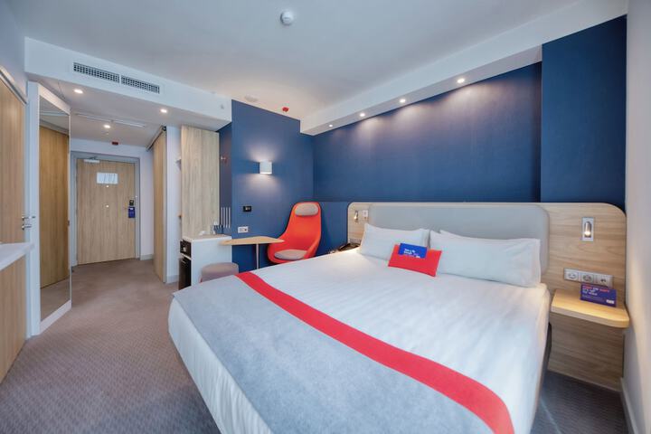 Room 10 of 108