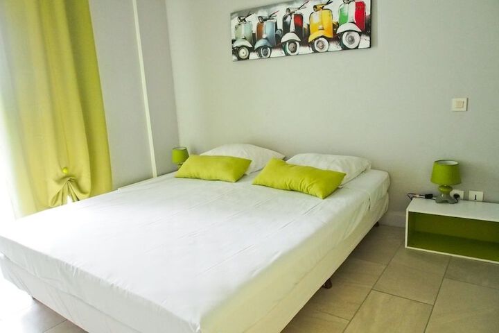 Room 10 of 93