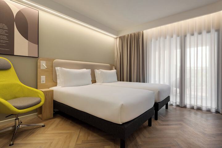Room 11 of 28