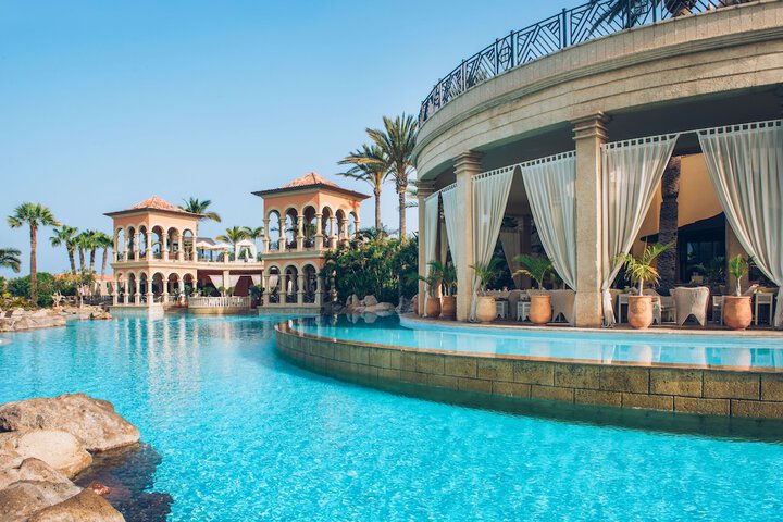 Hotel with Pool