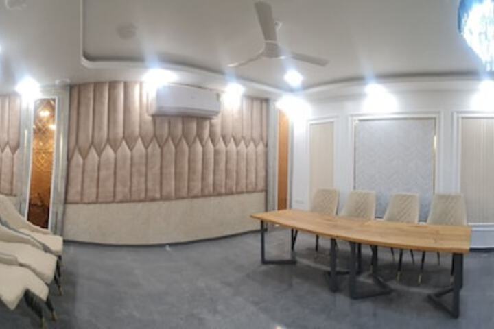 Ballroom/Hall 35 of 48