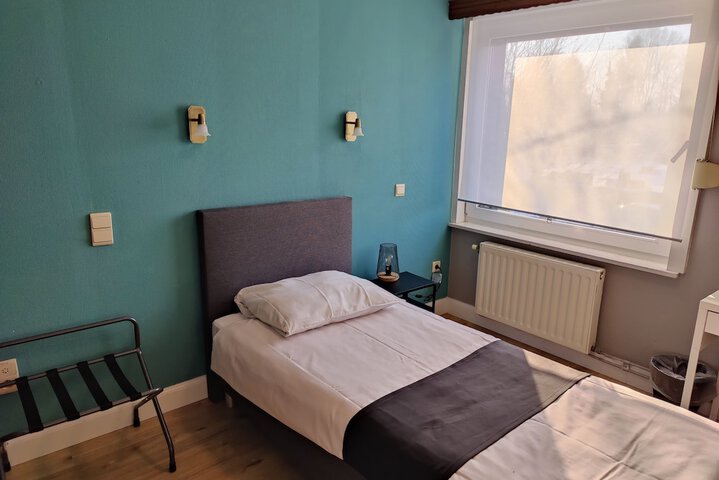Room 13 of 37
