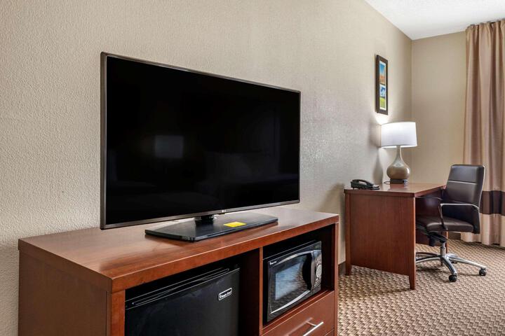 1 Queen Bed Accessible (6 of 9)