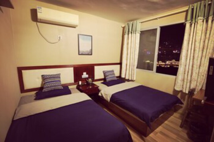 Room 5 of 12