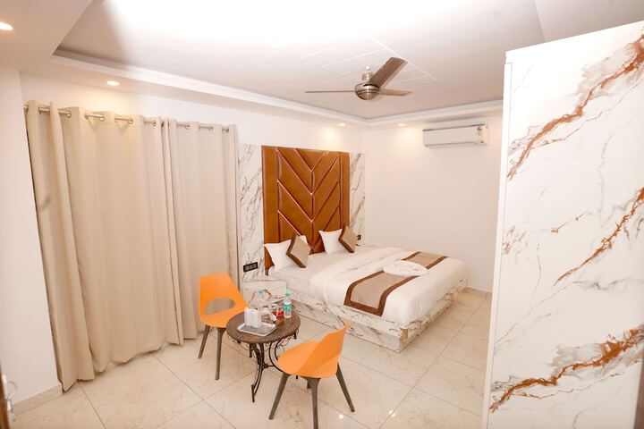 Room 12 of 21