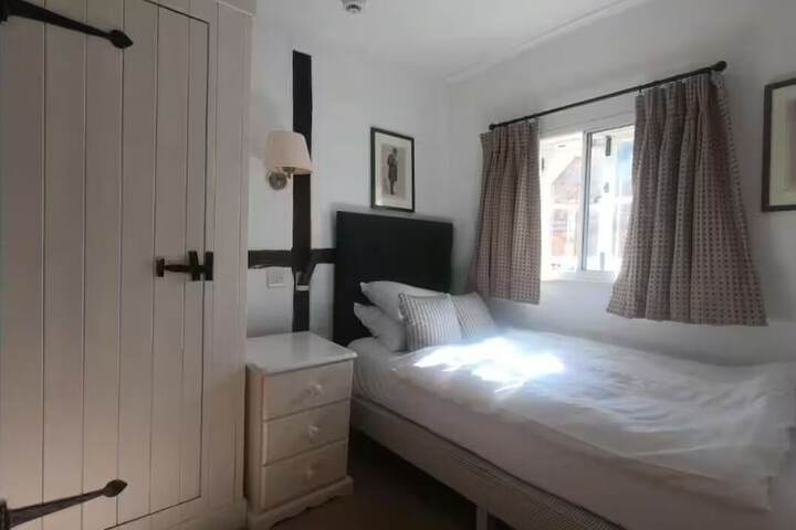 Room 3 of 6
