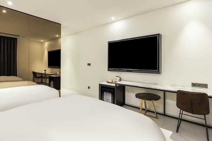 Room 27 of 41