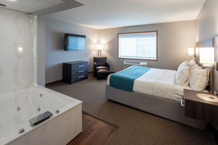 1 Bedroom Suite King Bed Jetted Tub (7 of 9)