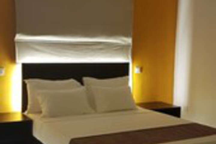 Room 10 of 32