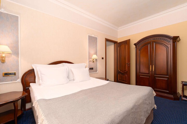 Room 16 of 161