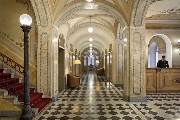 Entrance & Lobby