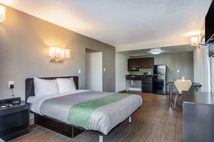 Deluxe Room 1 Queen Bed Kitchenette (23 of 24)