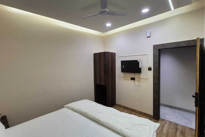 Room 8 of 10