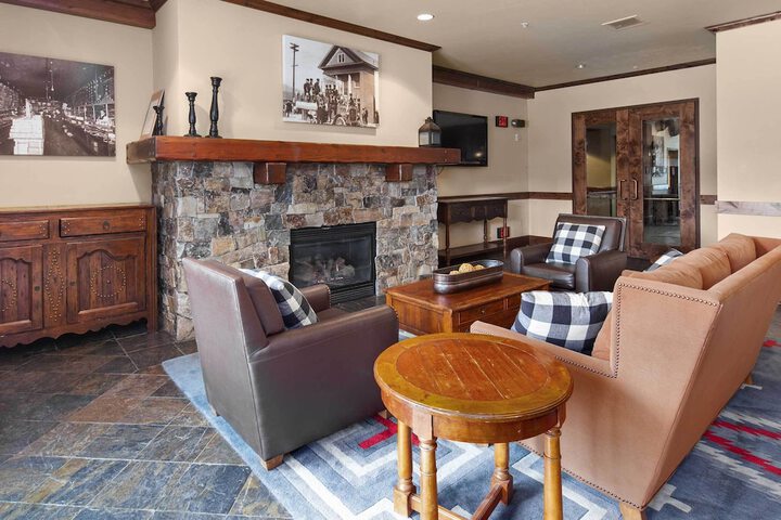 Lobby lounge