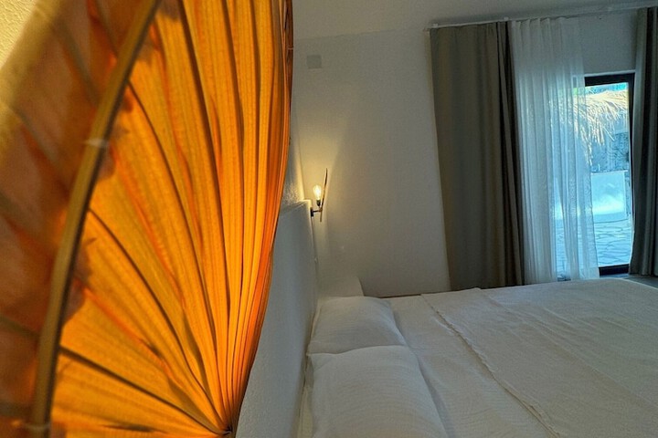 Room 8 of 16