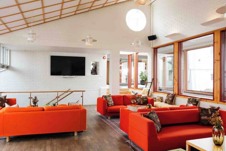 Lobby lounge