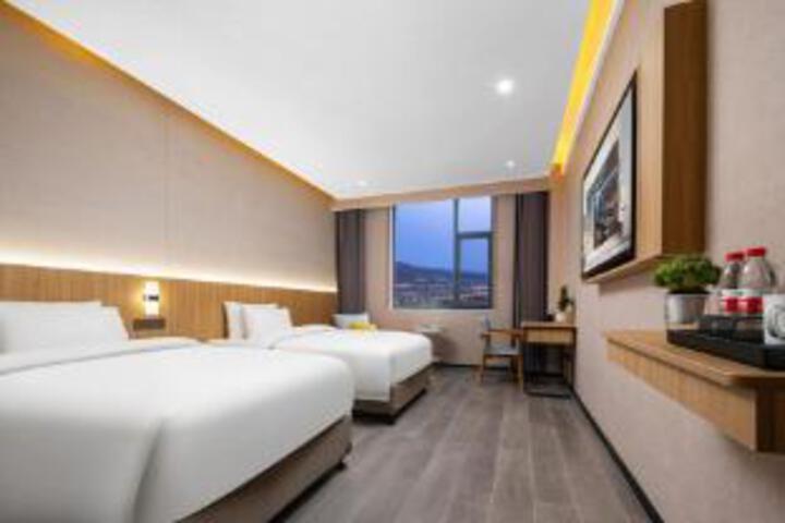 Room 6 of 8