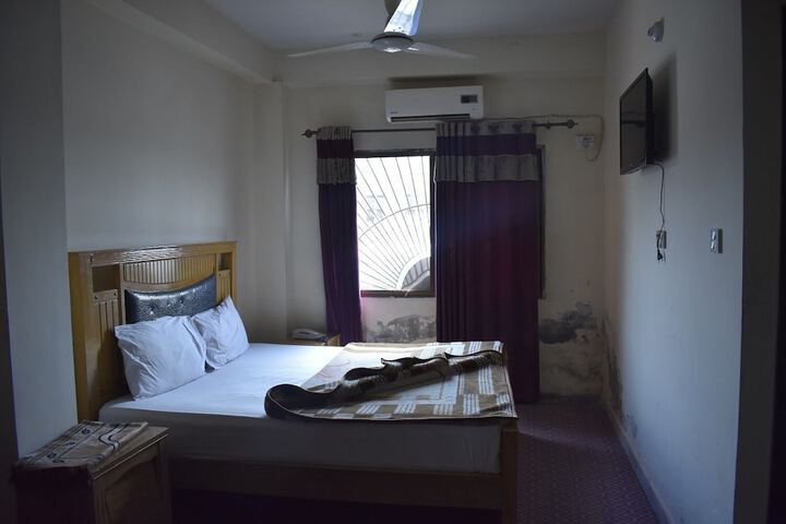 Room 5 of 16