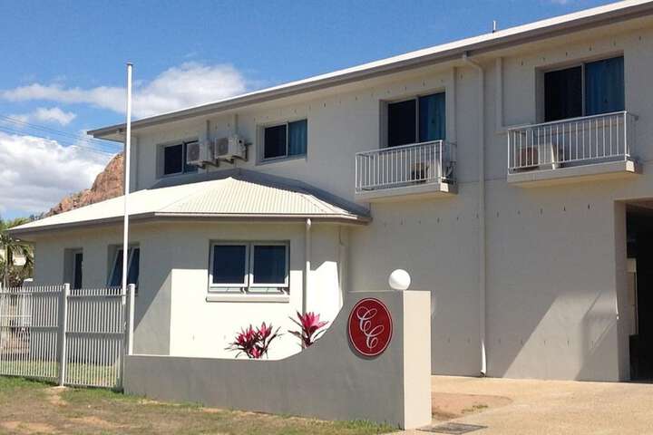 Castle Crest Motel