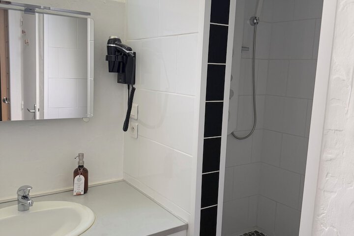 Room 16 of 28