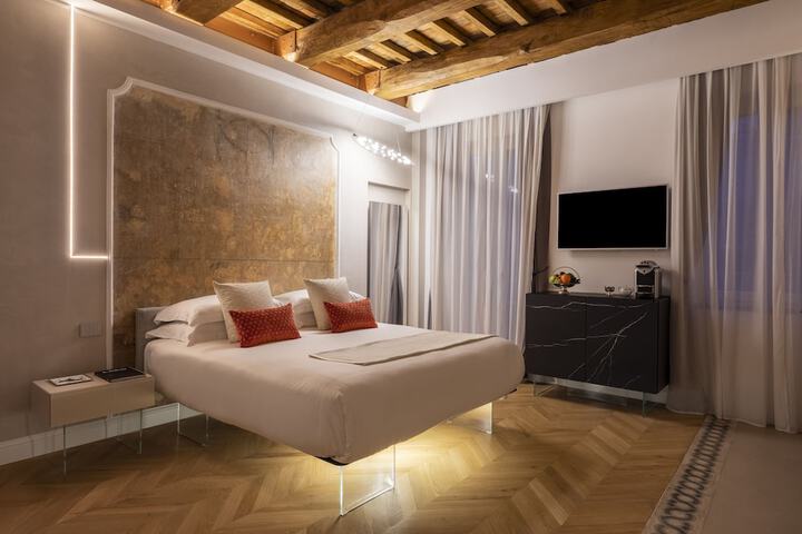 Room 10 of 90