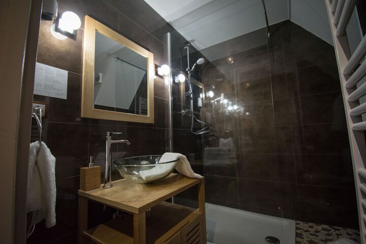 Room 12 of 25