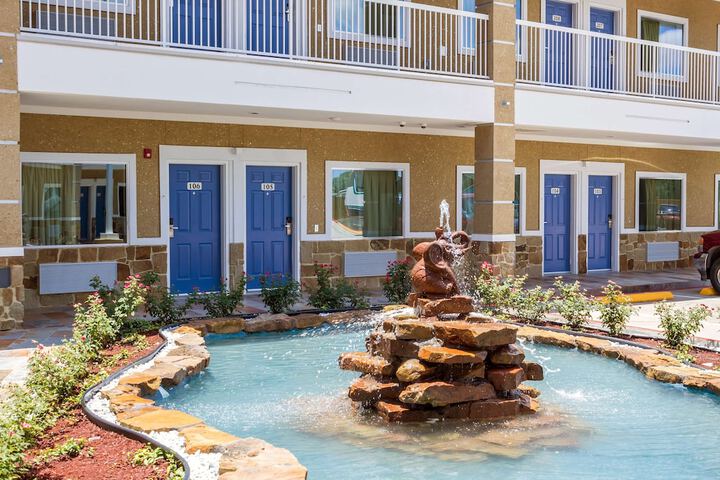 Hotel Exterior 38 of 47