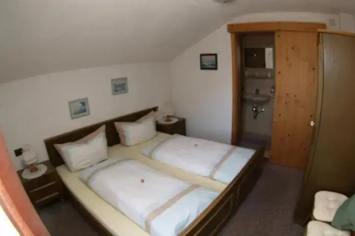 Room 11 of 14
