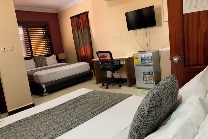 Room 5 of 8