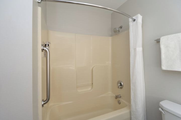 1 Queen Bed (2 of 18)