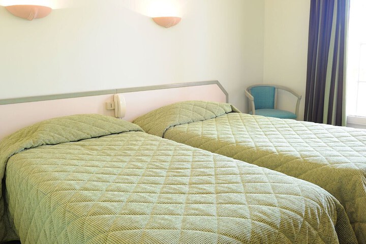 Room 10 of 27