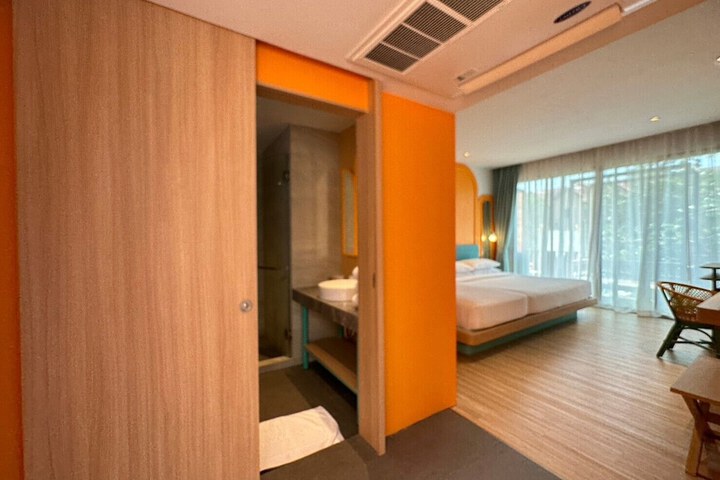 Room 12 of 38