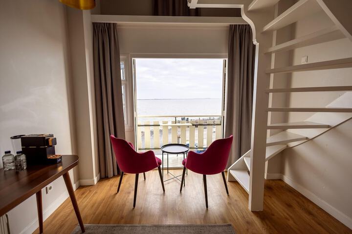 Room 52 of 144