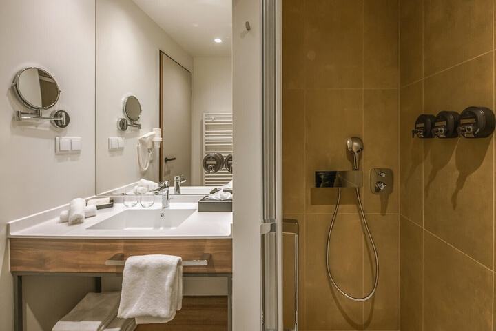 Room 33 of 117