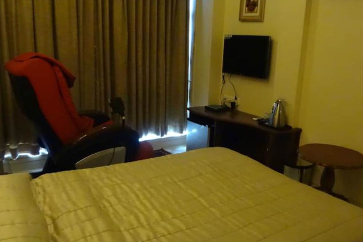 Room 3 of 32