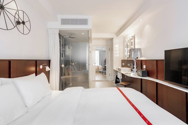 Room 8 of 65
