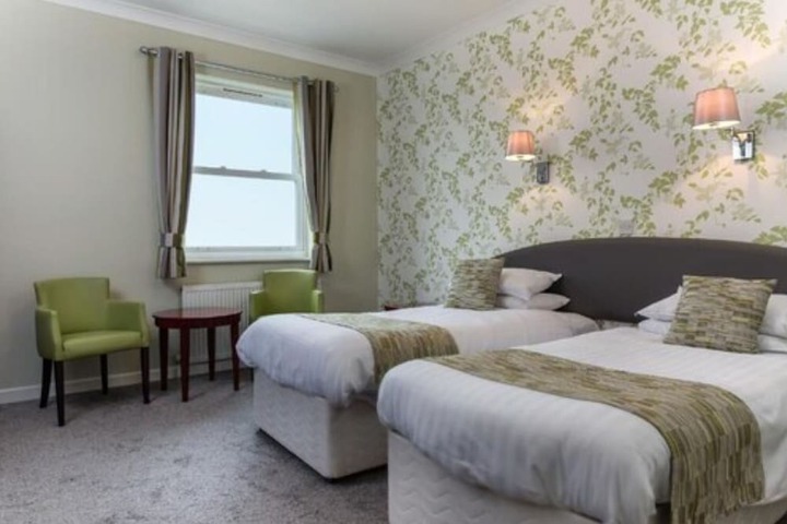 Room 10 of 32