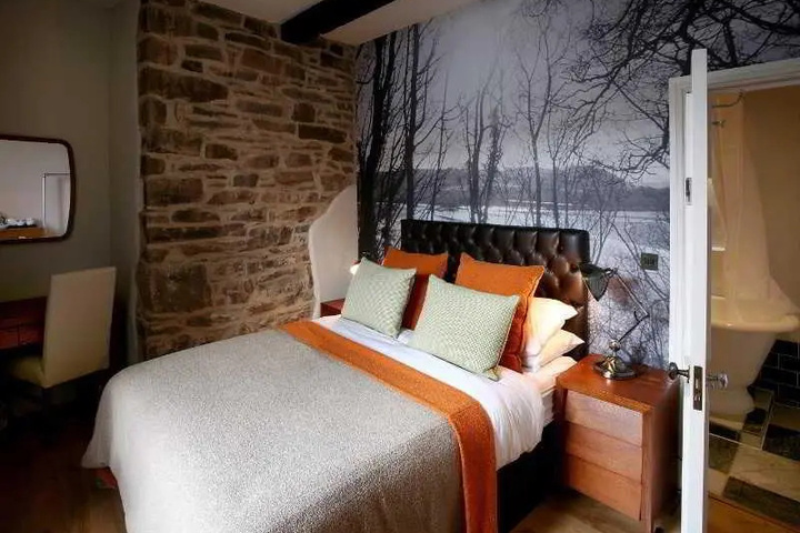 Room 3 of 8