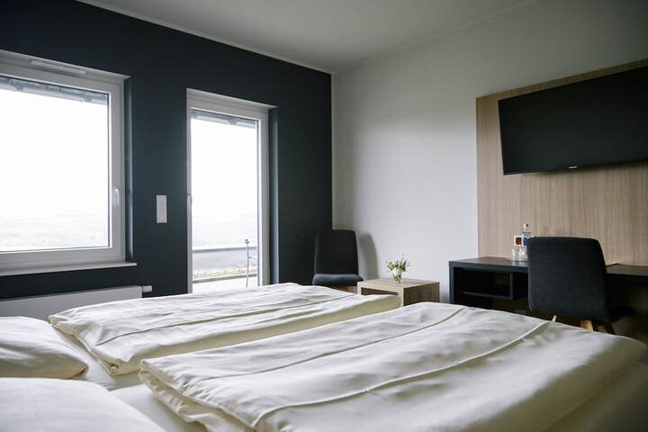 Room 6 of 98