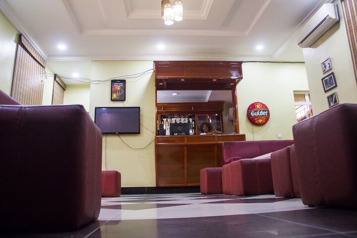 Lounge 30 of 32