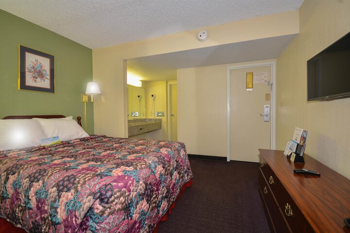 1 King Bed (12 of 19)
