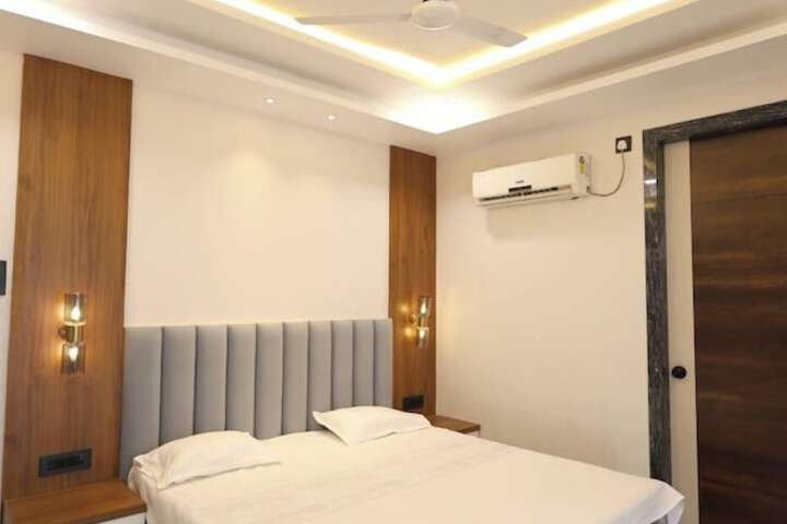 Room 6 of 18