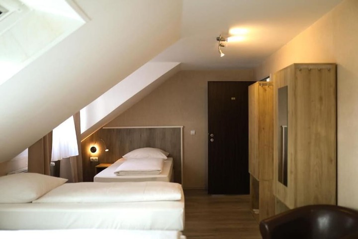 Room 7 of 25